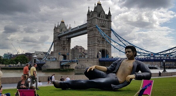 Στο Λονδίνο έστησαν ένα τεράστιο άγαλμα του Jeff Goldblum - και όλοι θέλουν να βγάλουν selfie