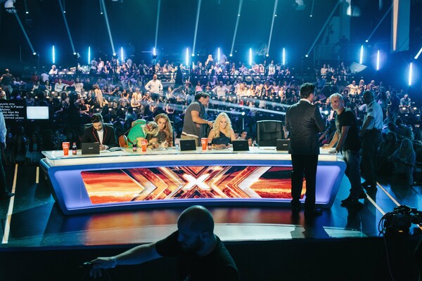 Backstage στο live του X-Factor: εκεί που πεθαίνει το εναλλακτικό
