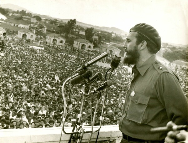 Ο Fidel Castro, οικείος, ανθρώπινος και γλεντζές― σε ανέκδοτες φωτογραφίες
