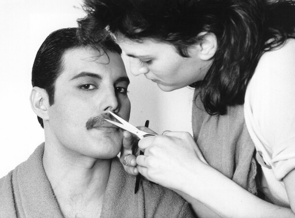Τι απέγινε ο δημοσιογράφος που η μόνη επιτυχία του ήταν το ομοφοβικό παραλήρημα εναντίον του Freddie Mercury;