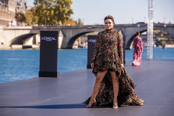 Η Δούκισσα έκανε πασαρέλα στο Παρίσι μαζί με διάσημα μοντέλα και σταρ του Χόλιγουντ