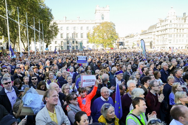 Λαοθάλασσα στους δρόμους του Λονδίνου: Χιλιάδες διαδηλωτές ζητούν νέο δημοψήφισμα