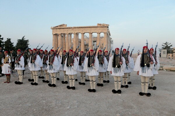 Παγκόσμια Ημέρα ΟΗΕ - Οι εύζωνες στην Ακρόπολη για τιμητική έπαρση σημαίας