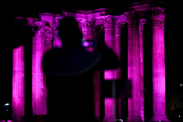 Στα ροζ για τον καρκίνο του μαστού οι Στύλοι του Ολυμπίου Διός και η Πύλη του Αδριανού