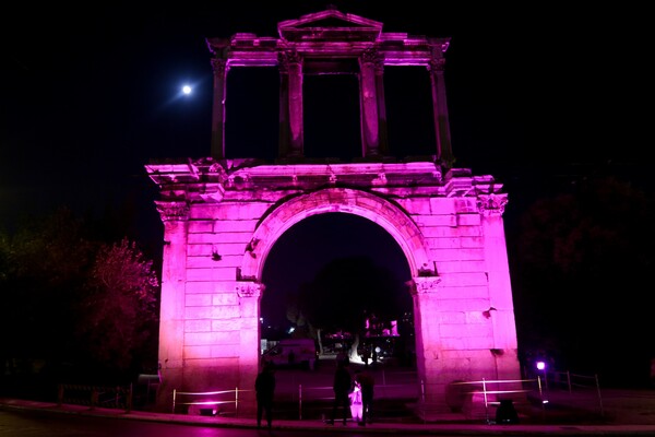 Στα ροζ για τον καρκίνο του μαστού οι Στύλοι του Ολυμπίου Διός και η Πύλη του Αδριανού