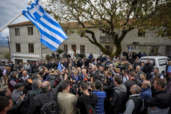 Φωτογραφίες από την κηδεία του Κωνσταντίνου Κατσίφα - Θρήνος και πλήθος κόσμου στους Βουλιαράτες