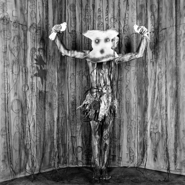 Ο κορυφαίος φωτογράφος Roger Ballen μιλά στο LIFO.gr