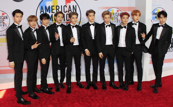 American Music Awards - Πολιτικά μηνύματα, ρεκόρ και οι καλύτερες εμφανίσεις στο κόκκινο χαλί