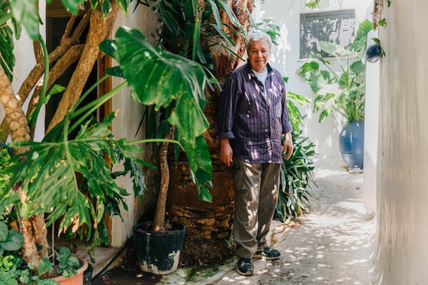 O πιο παλιός κάτοικος των Αναφιώτικων μιλάει για τη ζωή στην ομορφότερη γειτονιά της Αθήνας