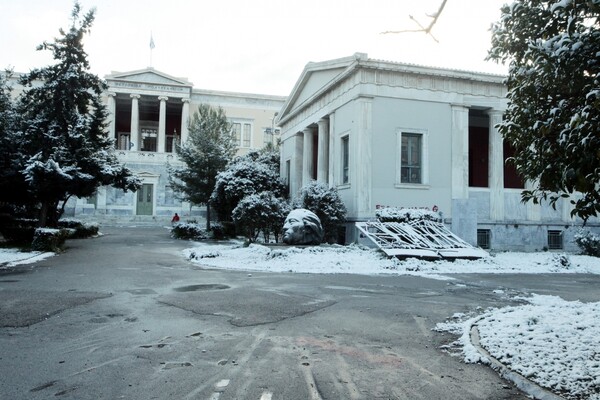 H χιονισμένη Αθήνα σήμερα το πρωί - Το ιστορικό κέντρο της πόλης και μνημεία στα λευκά