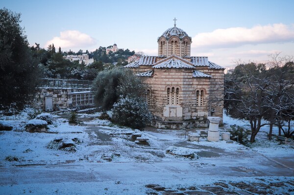 H χιονισμένη Αθήνα σήμερα το πρωί - Το ιστορικό κέντρο της πόλης και μνημεία στα λευκά