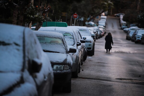 H χιονισμένη Αθήνα σήμερα το πρωί - Το ιστορικό κέντρο της πόλης και μνημεία στα λευκά