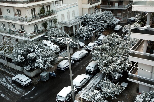 H χιονισμένη Αθήνα σήμερα το πρωί - Το ιστορικό κέντρο της πόλης και μνημεία στα λευκά