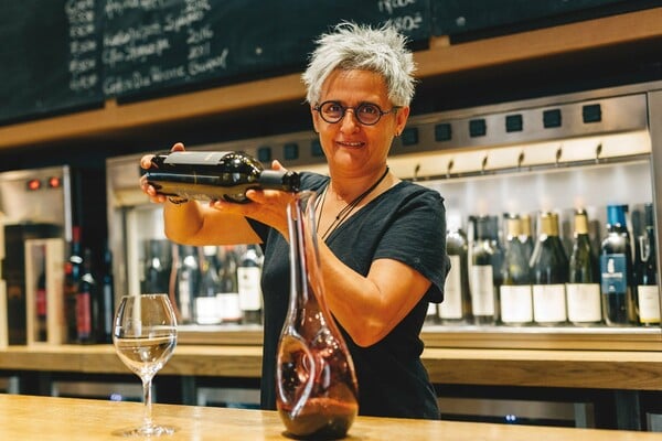Η συναρπαστική πορεία της γυναίκας που άνοιξε ένα από τα πρώτα wine bar της Αθήνας
