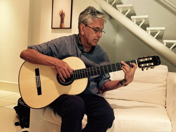 Caetano Veloso: «Το σκοτάδι σκεπάζει τη χώρα μου»