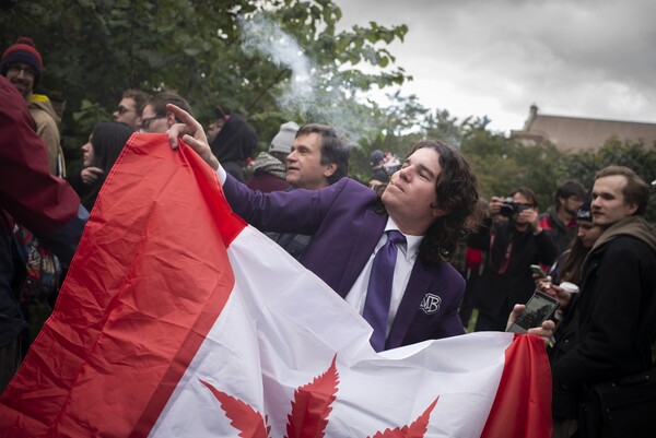 Να τι έγινε στον Καναδά την πρώτη μέρα νομιμοποίησης της ψυχαγωγικής μαριχουάνας
