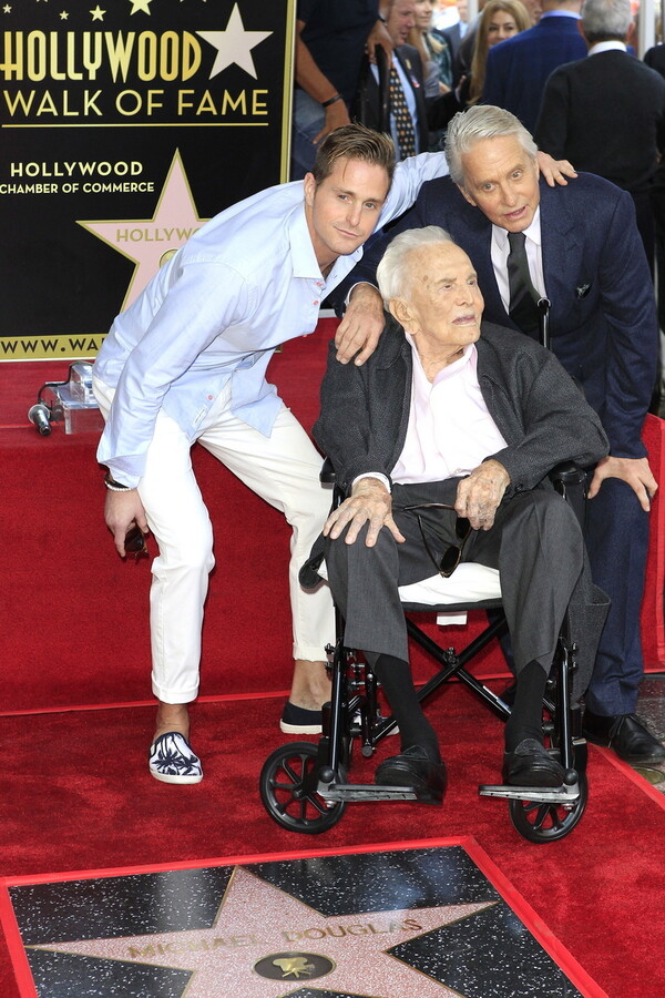 Όλοι οι Ντάγκλας μαζί - Σπάνια εμφάνιση του 101 ετών Κερκ Ντάγκλας για να τιμήσει το γιο του Μάικλ