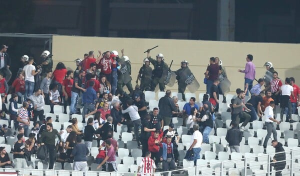 Συμπλοκές και δακρυγόνα οπαδών του Ολυμπιακού με αστυνομικούς στην Πάτρα - Διεκόπη ο αγώνας