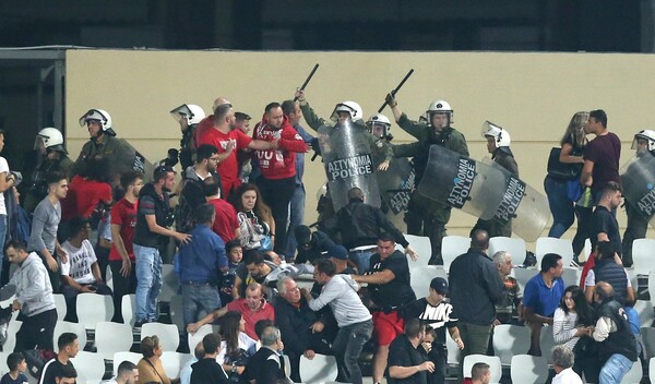 Συμπλοκές και δακρυγόνα οπαδών του Ολυμπιακού με αστυνομικούς στην Πάτρα - Διεκόπη ο αγώνας