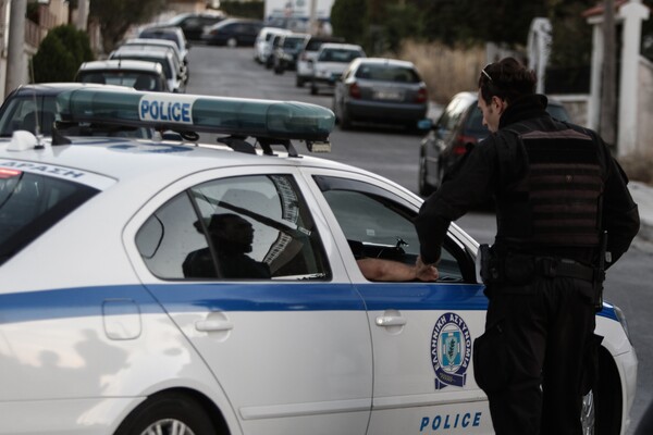 Επίθεση κουκουλοφόρων με ξύλα σε περιπολικό στο κέντρο της Αθήνας