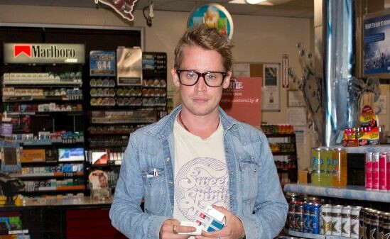 Κι όμως ο Macaulay Culkin είναι 36 ετών και όλο το ίντερνετ έχει ενθουσιαστεί με τη νέα του εμφάνιση