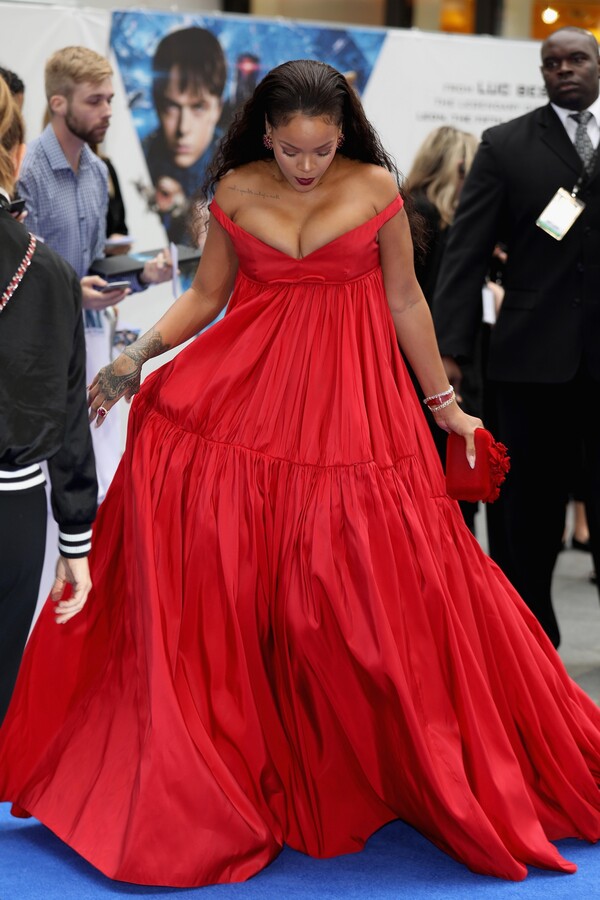 H Ριάνα τόλμησε αυτό το κόκκινο φόρεμα και ήταν λογικό να γίνει χαμός