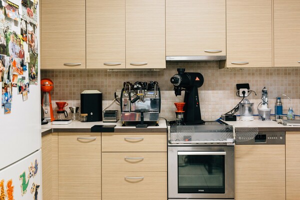 Η κουζίνα στο σπίτι του Νίκου μοιάζει με (επαγγελματικό) εργαστήριο καφέ