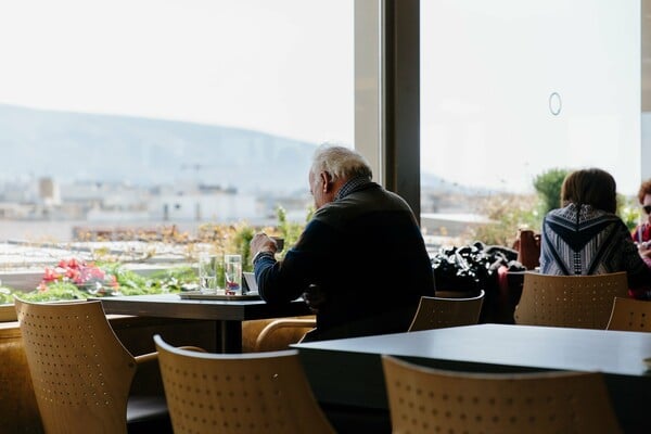 Η ζωή στην Ομόνοια δείχνει διαφορετική από τον δέκατο όροφο