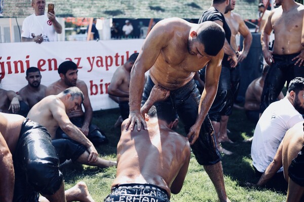 Τον Δεκαπενταύγουστο, στο Κούρντερε της Τουρκίας, παλεύουν για να γίνουν μέρος της ιστορίας