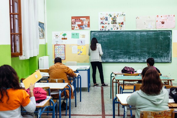 Ένα απόγευμα στο Κοινωνικό Φροντιστήριο, με εθελοντές καθηγητές που διδάσκουν δωρέαν