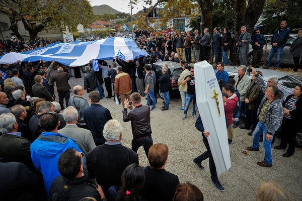 Φωτογραφίες από την κηδεία του Κωνσταντίνου Κατσίφα - Θρήνος και πλήθος κόσμου στους Βουλιαράτες