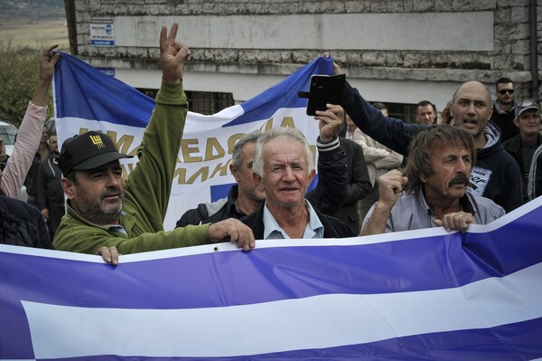 Φωτογραφίες από την κηδεία του Κωνσταντίνου Κατσίφα - Θρήνος και πλήθος κόσμου στους Βουλιαράτες