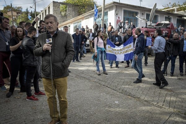 Φωτογραφίες από την κηδεία του Κωνσταντίνου Κατσίφα - Θρήνος και πλήθος κόσμου στους Βουλιαράτες