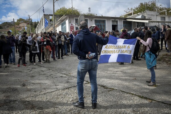 Φωτογραφίες από την κηδεία του Κωνσταντίνου Κατσίφα - Θρήνος και πλήθος κόσμου στους Βουλιαράτες