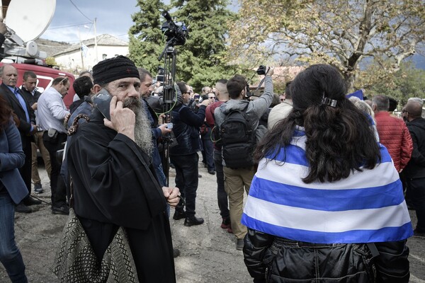 Φωτογραφίες από την κηδεία του Κωνσταντίνου Κατσίφα - Θρήνος και πλήθος κόσμου στους Βουλιαράτες