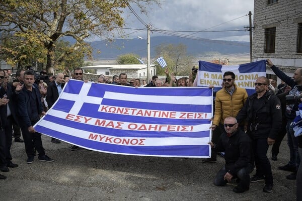 Φωτογραφίες από την κηδεία του Κωνσταντίνου Κατσίφα - Θρήνος και πλήθος κόσμου στους Βουλιαράτες