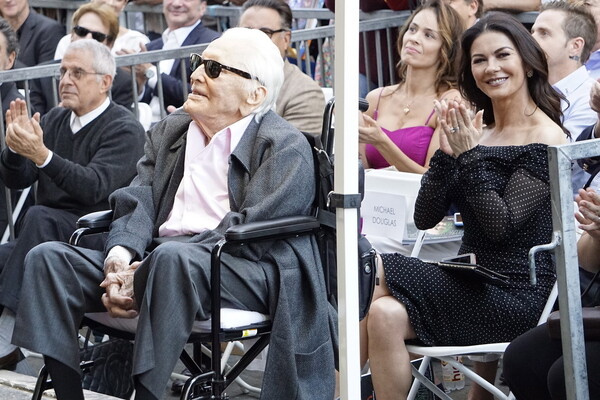 Όλοι οι Ντάγκλας μαζί - Σπάνια εμφάνιση του 101 ετών Κερκ Ντάγκλας για να τιμήσει το γιο του Μάικλ