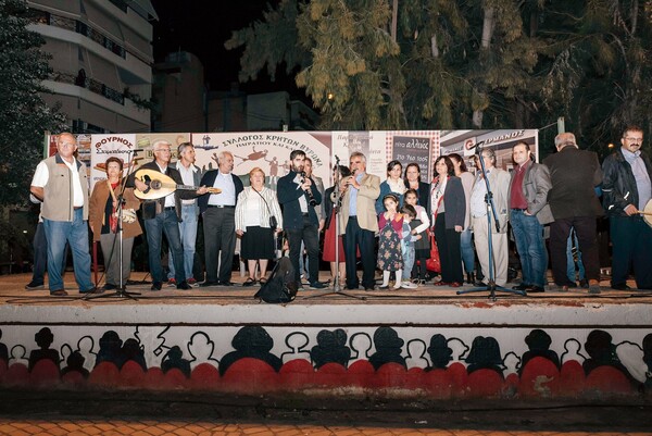 100 Ρουμελιώτες ξεχύθηκαν με κλαρίνα στους δρόμους του Βύρωνα