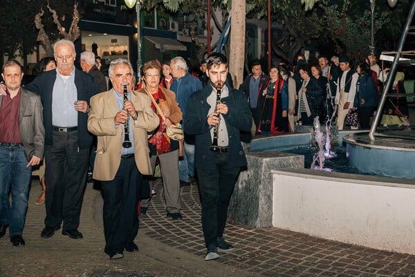 100 Ρουμελιώτες ξεχύθηκαν με κλαρίνα στους δρόμους του Βύρωνα