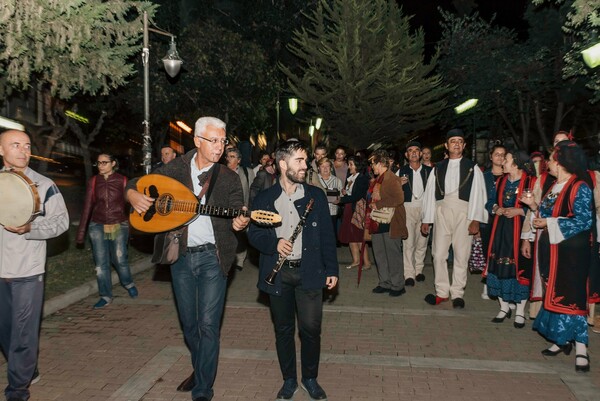 100 Ρουμελιώτες ξεχύθηκαν με κλαρίνα στους δρόμους του Βύρωνα