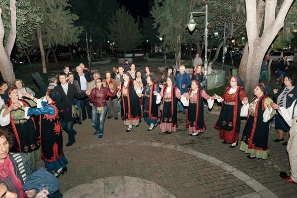 100 Ρουμελιώτες ξεχύθηκαν με κλαρίνα στους δρόμους του Βύρωνα