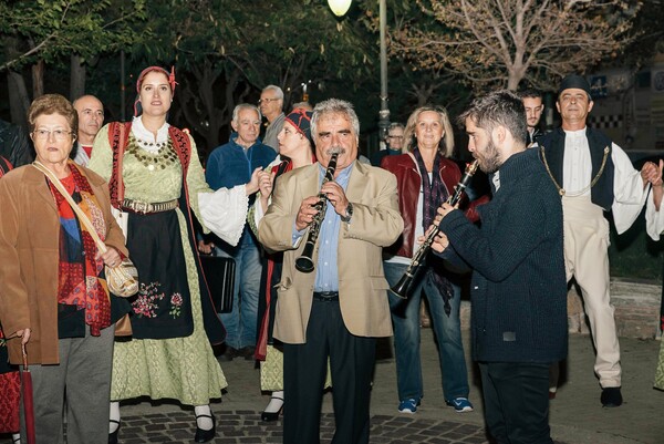 100 Ρουμελιώτες ξεχύθηκαν με κλαρίνα στους δρόμους του Βύρωνα