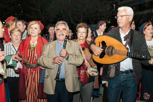 100 Ρουμελιώτες ξεχύθηκαν με κλαρίνα στους δρόμους του Βύρωνα