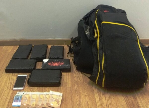 Συνέλαβαν 25χρονη με 7 κιλά κοκαΐνης στο Ελευθέριος Βενιζέλος