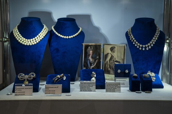 Η θρυλική συλλογή κοσμημάτων της Μαρίας Αντουανέτας σε έκθεση, λίγο πριν τη μεγάλη δημοπρασία