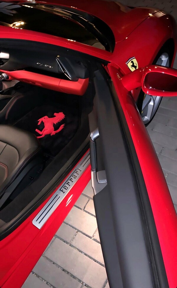 Η Κάιλι Τζένερ έκανε δώρο στην μητέρα της μια κόκκινη Ferrari 250.000 δολαρίων για τα γενέθλιά της