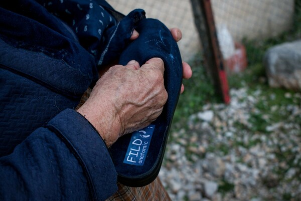 Μία μέρα με έναν υπαίθριο πωλητή παπουτσιών στα ορεινά χωριά της Αιτωλοακαρνανίας
