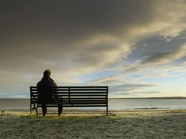 Η μοναξιά αυξάνει τον κίνδυνο άνοιας έως κατά 40%