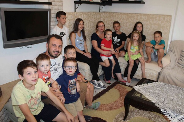 Πέντε ψωμιά και 6 λίτρα γάλα κάθε μέρα: Η ζωή μιας οικογένειας με 11 παιδιά στη Θεσσαλονίκη
