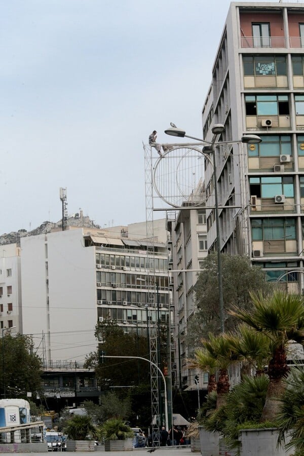 Λήξη του θρίλερ στην Ομόνοια- Κατέβασαν τον άντρα που απειλούσε να αυτοκτονήσει